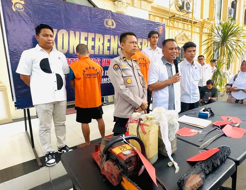 Direktur Reserse Kriminal Khusus Polda Jambi, Kombes Pol Taufik Nurmandia saat konferensi di lobby Gedung Lama Mapolda Jambi, pada Kamis (24/07/2025). FOTO : VIRYZHA