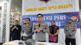 KONFERENSI PERS: Kapolda Jambi Irjen Pol. Krisno H. Siregar (tengah) didampingi jajaran Pejabat Utama Polda Jambi memberikan keterangan pers terkait penangkapan DPO narkotika 58 kg, M. Alung Ramadhan, di Lobby Utama Mapolda Jambi, Kamis (16/4/2026).  (FOTO : Dok. Istimewa/LT)