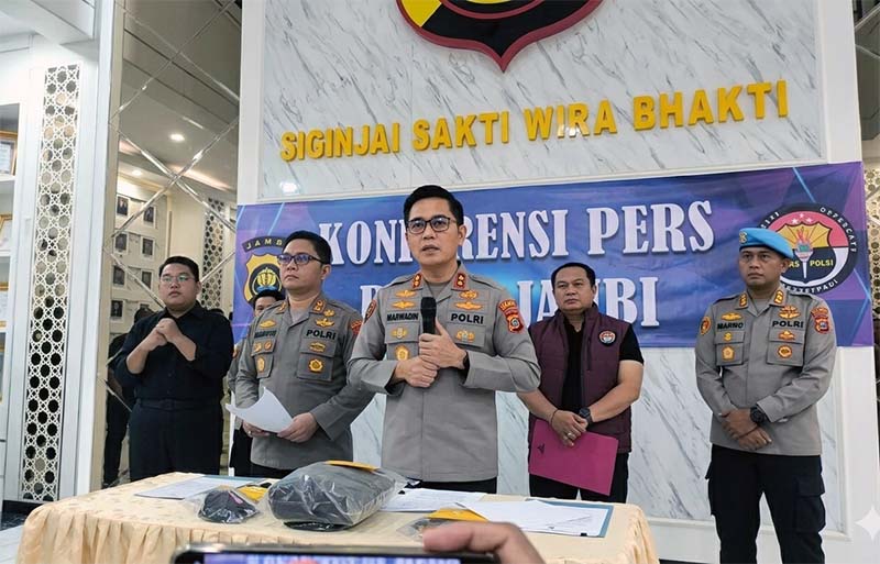 KONFERENSI PERS: Kapolda Jambi Irjen Pol. Krisno H. Siregar (tengah) didampingi jajaran Pejabat Utama Polda Jambi memberikan keterangan pers terkait penangkapan DPO narkotika 58 kg, M. Alung Ramadhan, di Lobby Utama Mapolda Jambi, Kamis (16/4/2026).  (FOTO : Dok. Istimewa/LT)