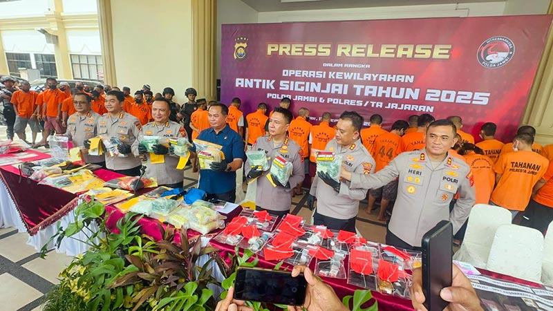 Dirresnarkoba Polda Jambi, Kombes Pol Dewa Made Palguna Saat Memimpin Pres Rilis Pengungkapan Kasus, Selasa (16/9/25). FOTO : VIRYZHA/LT