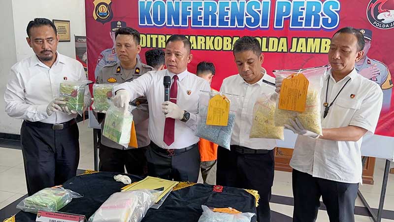 Dirresnarkoba Polda Jambi AKBP Ernesto Saiser saat Memimpin Pres Rilis di Mapolda Jambi, Senin (01/7/24). [FOTO : Viryzha/LT]