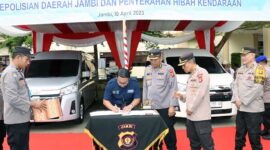 Proses Serah Terima Hiban oleh Pimpinan BRI Persero TBK Palembang, Wahyudi Darmawan kepada Kabid Keu Polda Jambi Kombes Pol.  Eko Yudyanto, Senin (10/4/23). FOTO : Humas
