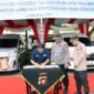 Proses Serah Terima Hiban oleh Pimpinan BRI Persero TBK Palembang, Wahyudi Darmawan kepada Kabid Keu Polda Jambi Kombes Pol.  Eko Yudyanto, Senin (10/4/23). FOTO : Humas