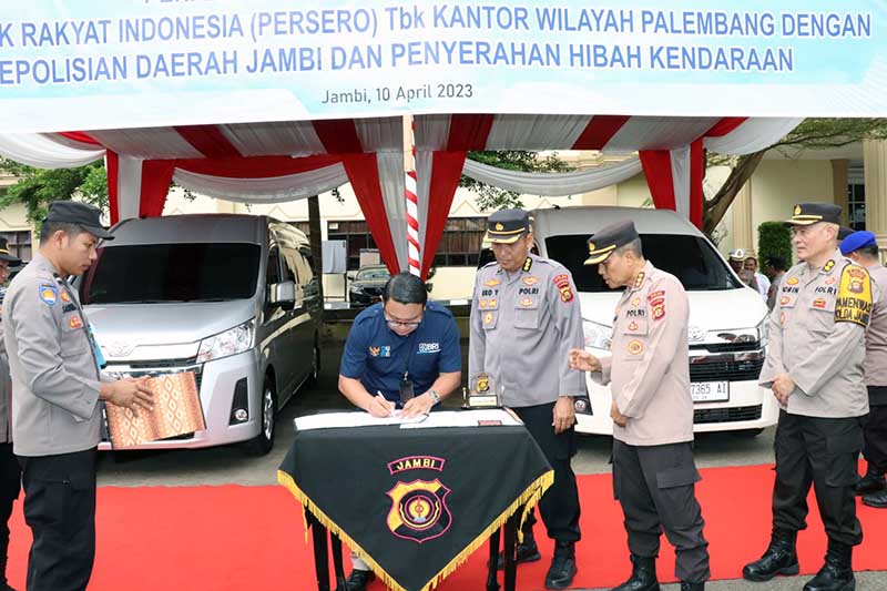 Proses Serah Terima Hiban oleh Pimpinan BRI Persero TBK Palembang, Wahyudi Darmawan kepada Kabid Keu Polda Jambi Kombes Pol.  Eko Yudyanto, Senin (10/4/23). FOTO : Humas