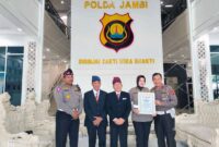 Dirlantas Polda Jambi Kombes Pol Dhafi mewakili Kapolda Jambi Menrima Piagam Penghargaan dari Direktur Eksekutif LEMKAPI, Dr. Edi Saputra Hasibuan di Gedung Mapolda Jambi, Rabu (30/11/22). FOTO : Dhea