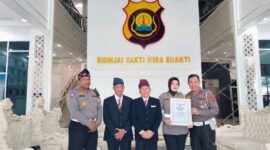Dirlantas Polda Jambi Kombes Pol Dhafi mewakili Kapolda Jambi Menrima Piagam Penghargaan dari Direktur Eksekutif LEMKAPI, Dr. Edi Saputra Hasibuan di Gedung Mapolda Jambi, Rabu (30/11/22). FOTO : Dhea