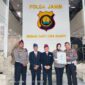 Dirlantas Polda Jambi Kombes Pol Dhafi mewakili Kapolda Jambi Menrima Piagam Penghargaan dari Direktur Eksekutif LEMKAPI, Dr. Edi Saputra Hasibuan di Gedung Mapolda Jambi, Rabu (30/11/22). FOTO : Dhea