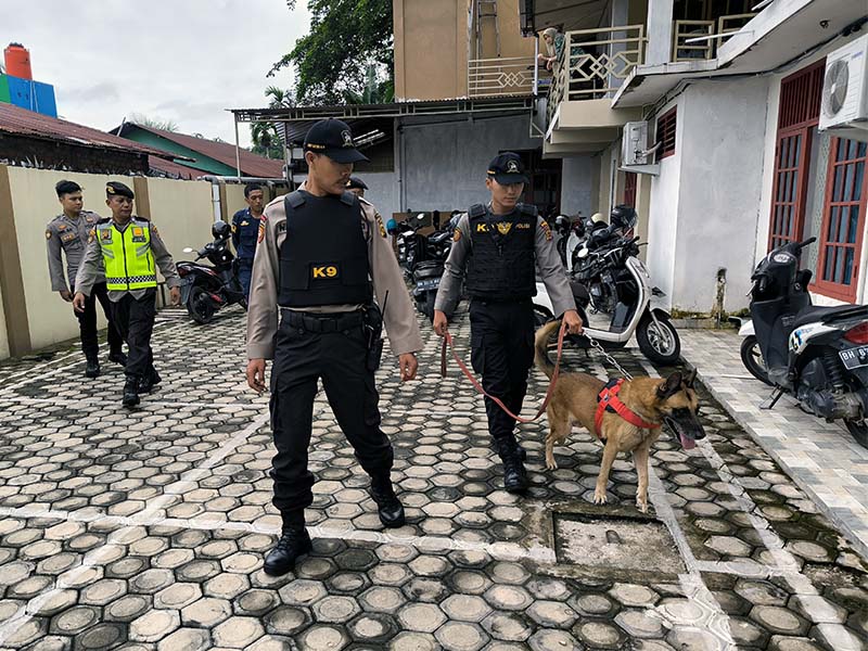 Anggota Ditsamapta Polda Jambi Turunkan Anjing Satwa K9 L Untuk Sterilisasi Gereja Malam Pergantian Tahun. FOTO : Dhea