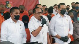 Dirreskrimsus Polda Jambi Kombes Pol Christian Tory bersama Dirreskrimum Polda Jambi Kombes Pol Andri Ananta Yudistira saat konfrensi pers di Mapolda Jambi, Senin (29/8/22). FOTO : Dhea