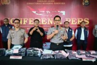 Kapolda Jambi, Irjen Pol. Rusdi Hartono (tengah), didampingi Dirresnarkoba Kombes Pol. Ernesto Seiser (kiri) dan Kabid Humas memberikan keterangan pers terkait pengungkapan kasus peredaran gelap narkotika jaringan internasional di Mapolda Jambi. Dalam operasi tersebut, petugas berhasil mengamankan barang bukti berupa 20 kilogram sabu, puluhan ribu butir ekstasi, serta cairan etomidate, sekaligus meringkus empat orang tersangka. (FOTO : Dok. Humas Polda Jambi)