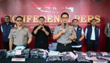 Kapolda Jambi, Irjen Pol. Rusdi Hartono (tengah), didampingi Dirresnarkoba Kombes Pol. Ernesto Seiser (kiri) dan Kabid Humas memberikan keterangan pers terkait pengungkapan kasus peredaran gelap narkotika jaringan internasional di Mapolda Jambi. Dalam operasi tersebut, petugas berhasil mengamankan barang bukti berupa 20 kilogram sabu, puluhan ribu butir ekstasi, serta cairan etomidate, sekaligus meringkus empat orang tersangka. (FOTO : Dok. Humas Polda Jambi)