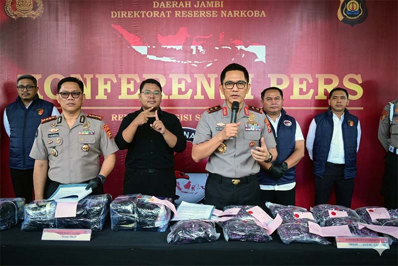 Kapolda Jambi, Irjen Pol. Rusdi Hartono (tengah), didampingi Dirresnarkoba Kombes Pol. Ernesto Seiser (kiri) dan Kabid Humas memberikan keterangan pers terkait pengungkapan kasus peredaran gelap narkotika jaringan internasional di Mapolda Jambi. Dalam operasi tersebut, petugas berhasil mengamankan barang bukti berupa 20 kilogram sabu, puluhan ribu butir ekstasi, serta cairan etomidate, sekaligus meringkus empat orang tersangka. (FOTO : Dok. Humas Polda Jambi)