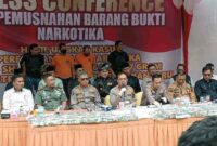 Wakapolda Riau, Brigjen Pol Kasihan Rahmadi Memimpin Pres Rilis dan Pemusnahan 65 kilogram atau tepatnya 64,6 kilogram sabu, Selasa (3/10/23). [FOTO : goriau.com]  