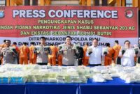 Kapolda Riau Irjen Moh. Iqbal didampingi Dir Narkoba, Dir Intelkam, Kabid Humas, Kabid Propam dan Kapolres Dumai pada konferensi pers di Mapolda Riau, Senin sore (19/9/22). FOTO : Humas Polri