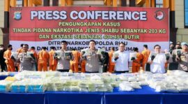 Kapolda Riau Irjen Moh. Iqbal didampingi Dir Narkoba, Dir Intelkam, Kabid Humas, Kabid Propam dan Kapolres Dumai pada konferensi pers di Mapolda Riau, Senin sore (19/9/22). FOTO : Humas Polri
