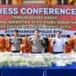 Kapolda Riau Irjen Moh. Iqbal didampingi Dir Narkoba, Dir Intelkam, Kabid Humas, Kabid Propam dan Kapolres Dumai pada konferensi pers di Mapolda Riau, Senin sore (19/9/22). FOTO : Humas Polri