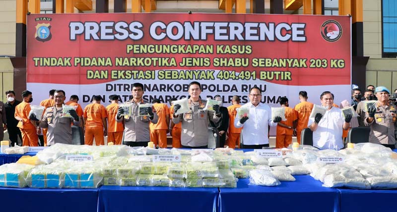 Kapolda Riau Irjen Moh. Iqbal didampingi Dir Narkoba, Dir Intelkam, Kabid Humas, Kabid Propam dan Kapolres Dumai pada konferensi pers di Mapolda Riau, Senin sore (19/9/22). FOTO : Humas Polri
