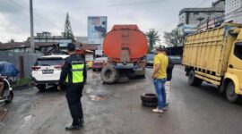 Polisi Lalulintas Direktorat Lalu Lintas Polda Jambi Tengah Mengurai  kemacetan panjang di Desa Jebak,  Kabupaten Batanghari, Sabtu (10/9/22). FOTO : Humas 