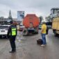 Polisi Lalulintas Direktorat Lalu Lintas Polda Jambi Tengah Mengurai  kemacetan panjang di Desa Jebak,  Kabupaten Batanghari, Sabtu (10/9/22). FOTO : Humas 