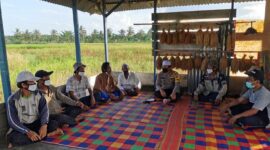FOTO : Kapolres Tanjab Barat AKBP Guntur Saputro Melaksanakan PPSD Desa Makmur Jaya, Kecamatan Betara, Kamis (25/06/20)