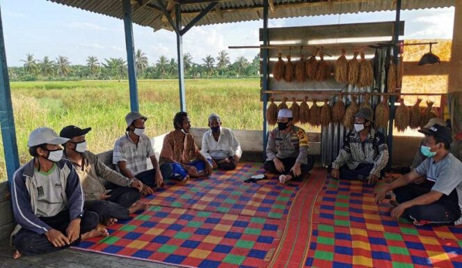 FOTO : Kapolres Tanjab Barat AKBP Guntur Saputro Melaksanakan PPSD Desa Makmur Jaya, Kecamatan Betara, Kamis (25/06/20)