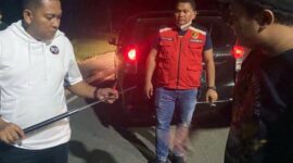 Anggota Tim Resmob Polda Jambi Menunjukan Sebilah Sajam Samurai yang diamankan dari 3 Pemuda di Kawasan Bundaran Depan Bandara STS Jambi. FOTO : Dhea.