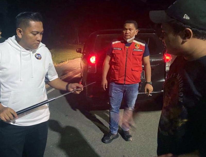 Anggota Tim Resmob Polda Jambi Menunjukan Sebilah Sajam Samurai yang diamankan dari 3 Pemuda di Kawasan Bundaran Depan Bandara STS Jambi. FOTO : Dhea.