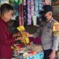 Personel Polsek Pengabuan Polres Tanjab Barat tatap muka dengan pemilik toko saat memberikan himbauan, Minggu (27/3/22). FOTO :  Doc Polsek Pengabuan