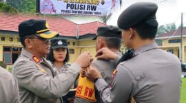 Kapolres Tanjab Timur AKBP Heri Supriawan, S.I.K Saat Meresmikan dan Melantik Polisi Rukun Warga (RW) di halaman Mako Polres Tanjab Timur, Selasa (30/5/23). FOTO : Humas RTT