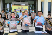 FOTO : Kapolres AKBP Guntur didampingi Wakapolres Kompol Wirmanto Dinata dan Kasat Reskrim AKP Jan Manto Hasiholan,SH, S.IK Mengangkat Samepl BB saat Memberikan Pres Rilis Kepada Wartawan di Mapolres, Selasa (24/03/20).