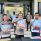 FOTO : Kapolres AKBP Guntur didampingi Wakapolres Kompol Wirmanto Dinata dan Kasat Reskrim AKP Jan Manto Hasiholan,SH, S.IK Mengangkat Samepl BB saat Memberikan Pres Rilis Kepada Wartawan di Mapolres, Selasa (24/03/20).