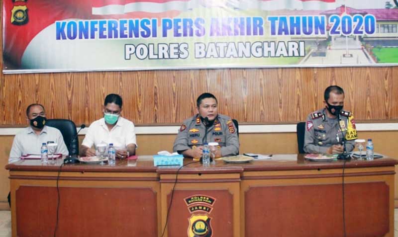 FOTO : Kapolres Batanghari AKBP Heru Ekwanto, S.IK Memimpin Pres Rilis Akhir Tahun 2020 di Mapolres Batanghari, Selasa (29/12/20).