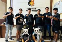 Tim GUNJO Satreskrim Polres Bungo berfoto bersama dua tersangka perampokan bermodus travel palsu yang berhasil diringkus di tempat persembunyiannya, [FOTO : Dok. Polres Bungo)