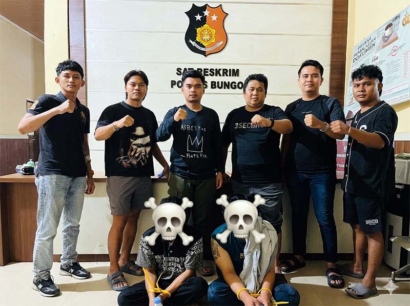 Tim GUNJO Satreskrim Polres Bungo berfoto bersama dua tersangka perampokan bermodus travel palsu yang berhasil diringkus di tempat persembunyiannya, [FOTO : Dok. Polres Bungo)