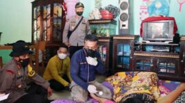 Kapolres Bungo AKBP Guntur Saputro, S.IK, MH dan Ibu Ketua Bhayangkari Cabang Ny Indri Guntur Memimpin Kegiatan Pemeriksaan Warga Terdampak Bajir Door to Door di Telentam  di Dusun Tanah Bekali, Kabupaten Bungo, Kamis (16/12/21). FOTO : Humas Res Bungo