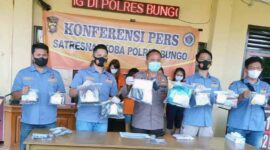 FOTO : Kapolres Bungo AKBP Guntur Saputro, SIK, MH saat gelar pers Rilis Operasi Antik Siginjai 2022 di Mapolres Bungo, Sabtu (05/03/22). 