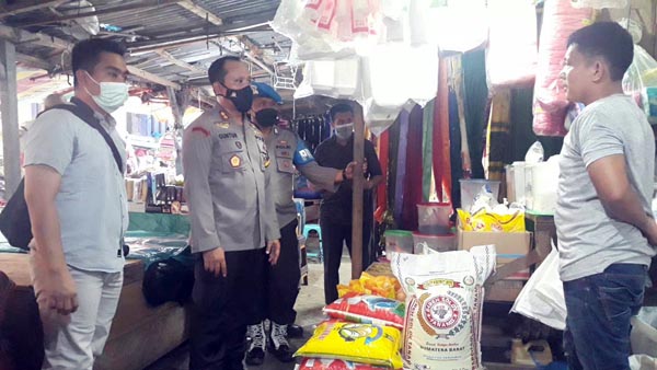 Kapolres Bungo AKBP Guntur Saputro, SIK, MH memimpin Sidak Minyak Goreng ke Distributor, Pengecer dan Pedagang di Pasar Atas Muaro Bungo, Sabtu (30/10/21). FOTO : HUMAS RES BUNGO