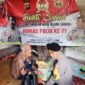Kasi Humas AKP Amradi dan anggota saat Memyerahkan Paket Sembako Kepada Warga. FOTO : Humas PMJ