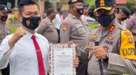 Kapolres Muaro Jambi AKBP Yuyan Priatmaja, SIK, MH Saat Mneyerahkan Piagam Penghargaan kepada Kasat Reskrim Polres Muaro Jambi AKP Khoirunnas, SH, MH, Jumat (31/12/21). FOTO : Humas PMJ/Noval