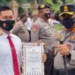 Kapolres Muaro Jambi AKBP Yuyan Priatmaja, SIK, MH Saat Mneyerahkan Piagam Penghargaan kepada Kasat Reskrim Polres Muaro Jambi AKP Khoirunnas, SH, MH, Jumat (31/12/21). FOTO : Humas PMJ/Noval