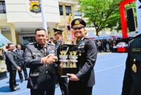 Kapolsek Jaluko Polres Muaro Jambi Iptu Yohanes menerima Penghargaan khusus dari Kapolda Jambi Lewat Lomba Inovasi Ketahanan Pangan Alat Pemipil Jagung Portable. FOTO : HMS