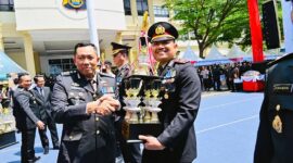 Kapolsek Jaluko Polres Muaro Jambi Iptu Yohanes menerima Penghargaan khusus dari Kapolda Jambi Lewat Lomba Inovasi Ketahanan Pangan Alat Pemipil Jagung Portable. FOTO : HMS