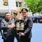 Kapolsek Jaluko Polres Muaro Jambi Iptu Yohanes menerima Penghargaan khusus dari Kapolda Jambi Lewat Lomba Inovasi Ketahanan Pangan Alat Pemipil Jagung Portable. FOTO : HMS