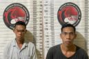 TAMAT DI TANGAN OPSNAL! – Inilah tampang BCA (34) dan SS (27), dua warga Sungai Aur yang nekat menjalankan bisnis haram narkoba. Keduanya diringkus Satresnarkoba Polres Muaro Jambi di sebuah gubuk perkebunan sawit beserta barang bukti paket sabu siap edar. Tak ada ruang bagi pengedar di wilayah ini!. (FOTO : Dok. Humas PMJ)