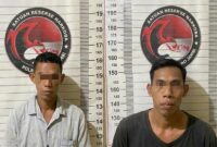 TAMAT DI TANGAN OPSNAL! – Inilah tampang BCA (34) dan SS (27), dua warga Sungai Aur yang nekat menjalankan bisnis haram narkoba. Keduanya diringkus Satresnarkoba Polres Muaro Jambi di sebuah gubuk perkebunan sawit beserta barang bukti paket sabu siap edar. Tak ada ruang bagi pengedar di wilayah ini!. (FOTO : Dok. Humas PMJ)