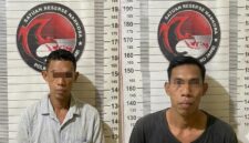 TAMAT DI TANGAN OPSNAL! – Inilah tampang BCA (34) dan SS (27), dua warga Sungai Aur yang nekat menjalankan bisnis haram narkoba. Keduanya diringkus Satresnarkoba Polres Muaro Jambi di sebuah gubuk perkebunan sawit beserta barang bukti paket sabu siap edar. Tak ada ruang bagi pengedar di wilayah ini!. (FOTO : Dok. Humas PMJ)
