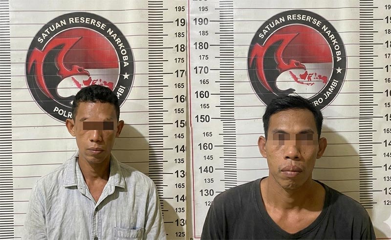 TAMAT DI TANGAN OPSNAL! – Inilah tampang BCA (34) dan SS (27), dua warga Sungai Aur yang nekat menjalankan bisnis haram narkoba. Keduanya diringkus Satresnarkoba Polres Muaro Jambi di sebuah gubuk perkebunan sawit beserta barang bukti paket sabu siap edar. Tak ada ruang bagi pengedar di wilayah ini!. (FOTO : Dok. Humas PMJ)