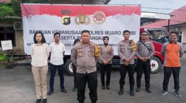 Kapolres Muaro Jambi AKBP Yuyan Priatmaja Saat Melepas Pendistribusian bantuan kemanusiaan Untuk Korban Gempa di Cianjur Jawa Barat di Halaman Mapolres, Jum’at (26/11/22). FOTO : Humas PMJ/Ist