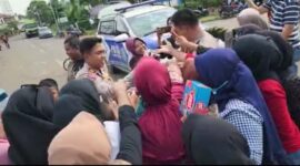 Satlantas Polres Muaro Jambi Berikan Minuman dan Snack Kepada Masyarakat Talang Duku yang Lakukan Aksi Damai Perbaiki Jalan. FOTO : Humas PMJ
