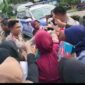 Satlantas Polres Muaro Jambi Berikan Minuman dan Snack Kepada Masyarakat Talang Duku yang Lakukan Aksi Damai Perbaiki Jalan. FOTO : Humas PMJ